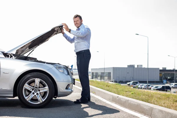 Çekici bir genç adam onun taşıma ile bazı sorunlar var