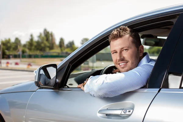 Schöner junger Geschäftsmann fährt sein Auto — Stockfoto