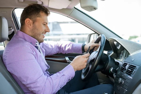 Vrolijke jonge man is het besturen van zijn vervoer — Stockfoto