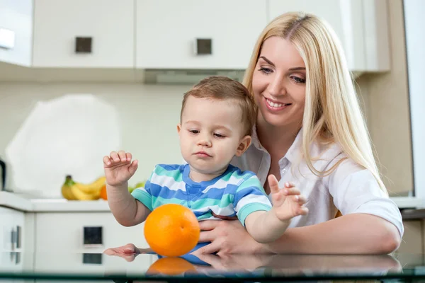 Fröhliche junge Mutter mit ihrem kleinen Sohn — Stockfoto