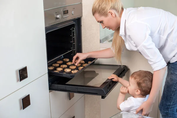 Familia bastante saludable está cocinando en la cocina — Foto de Stock