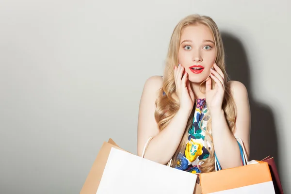 Pretty young woman is showing her surprise about prices — Stock Photo, Image