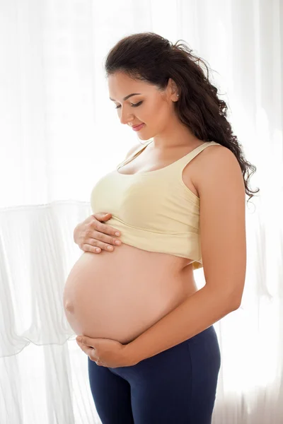 Hübsche junge schwangere Frau bereitet sich auf die Geburt vor — Stockfoto