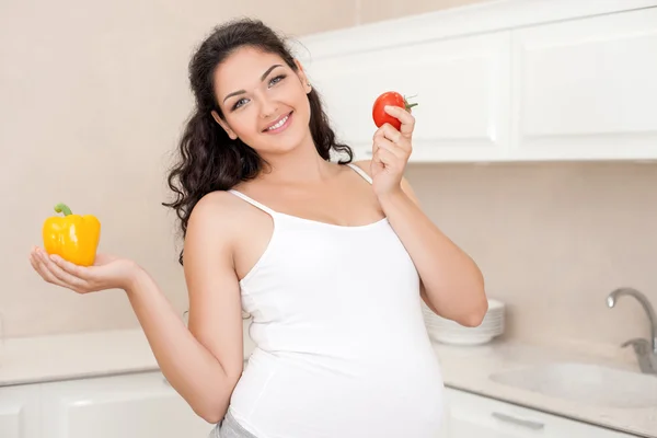 Cheerful young pregnant woman is for healthy eating — Stockfoto