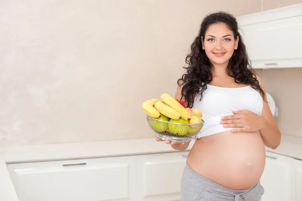 Cute young expectant mother is caring about her health — 图库照片