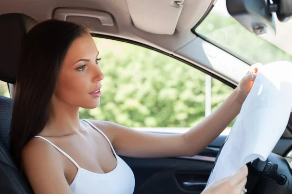 Menina bonita é quer comprar um carro novo — Fotografia de Stock