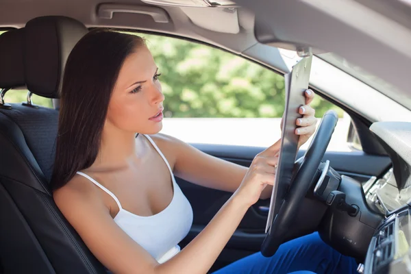 Atraer a una mujer joven es firmar papeles de compra de transporte — Foto de Stock