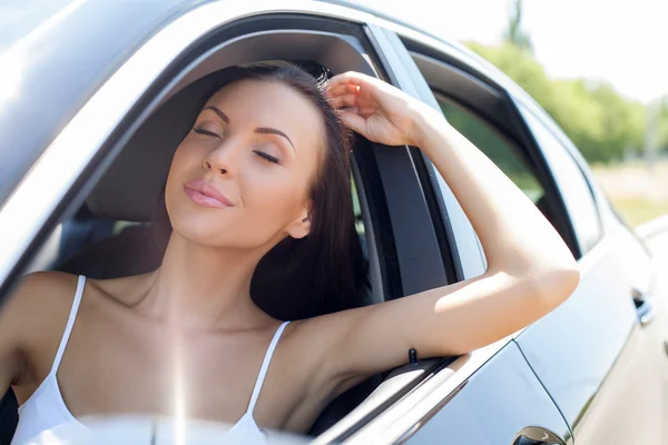 Hermosa joven mujer es relajante en su transporte — Foto de Stock