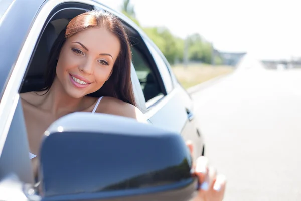 Hübsches junges Mädchen fährt ihr Fahrzeug — Stockfoto