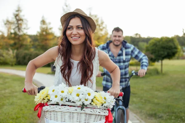 Красивая молодая девушка и парень ездят на велосипедах — стоковое фото