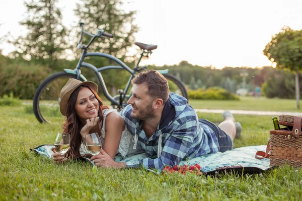 Beautiful woman and attractive man have a picnic — Stock Photo, Image