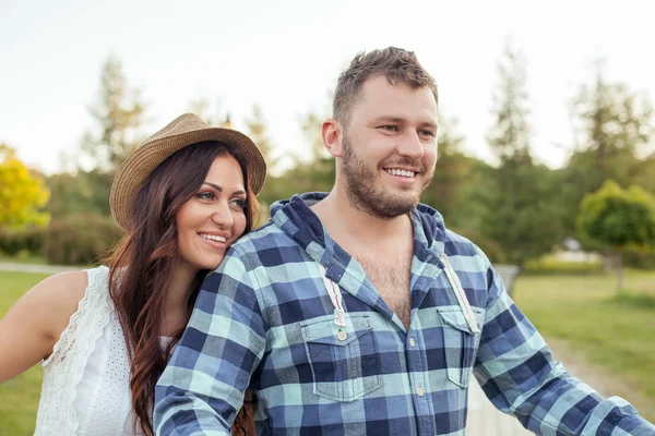 Hermosa pareja joven en el amor es pasar tiempo juntos — Foto de Stock