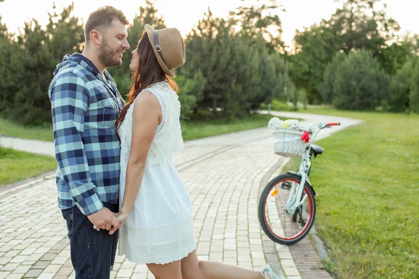 Pretty young loving couple is dating in park — ストック写真