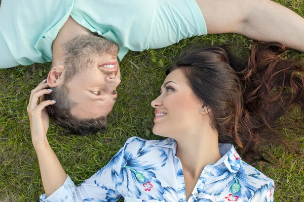 Cheerful young loving couple is relaxing in the nature — Stock Photo, Image