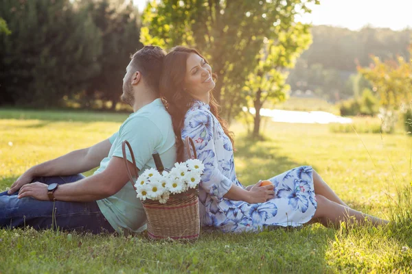 Милые молодые любовники отдыхают на пикнике — стоковое фото