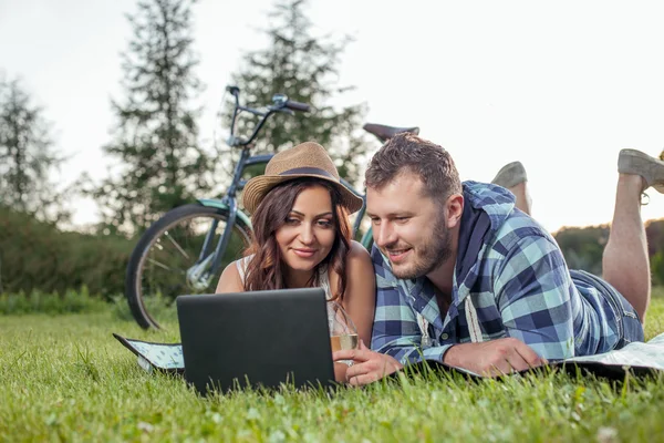 Beautiful woman and handsome man are resting on picnic — Φωτογραφία Αρχείου