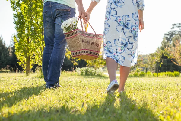 Jóvenes amantes alegres van a un picnic — Foto de Stock