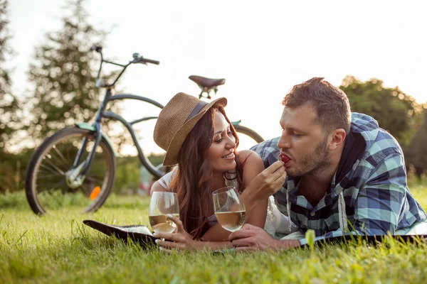 Pretty young lovers are dating in the park — Stock Photo, Image