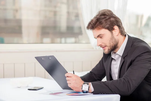 Attractive young businessman is preparing for meeting with client — Stock Photo, Image