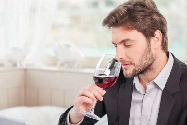 Joven hombre bien vestido es relajante en el restaurante —  Fotos de Stock