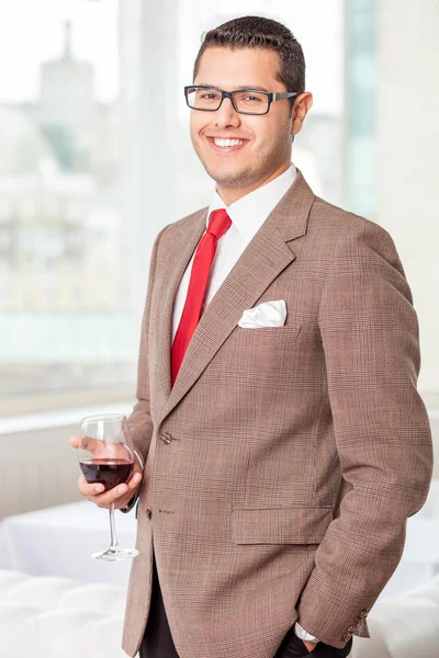 Homem atraente com óculos é relaxante no restaurante — Fotografia de Stock
