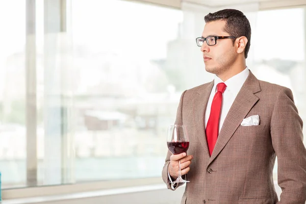 Guapo joven exitoso tiene una reunión de negocios — Foto de Stock