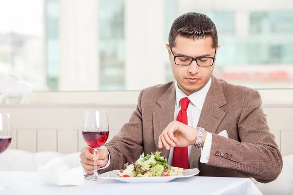 Jovem empresário alegre tem uma consulta no restaurante — Fotografia de Stock