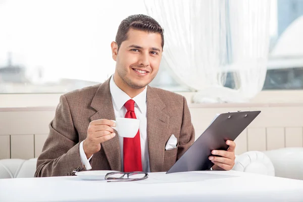 Cheerful young businessman is working on his project — Stockfoto