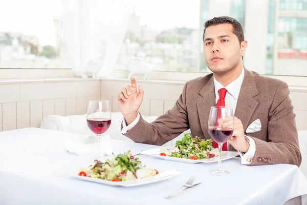 Bonito jovem empresário tem uma consulta no restaurante — Fotografia de Stock