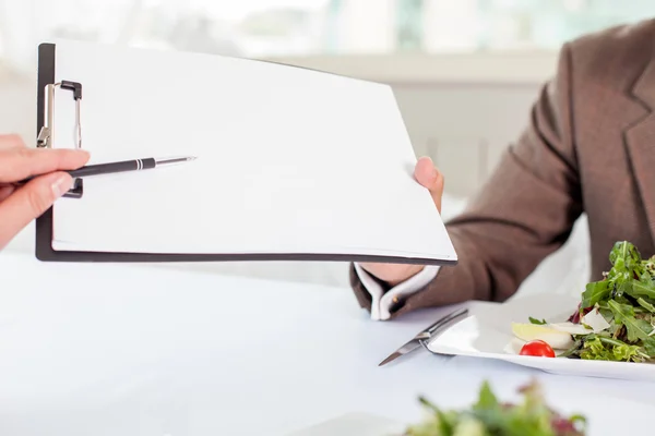 Socios de negocios exitosos están listos para firmar un contrato — Foto de Stock