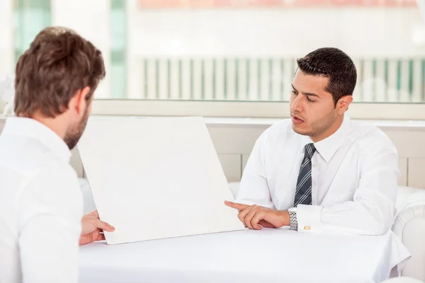 Jóvenes empresarios guapos están discutiendo un nuevo proyecto — Foto de Stock