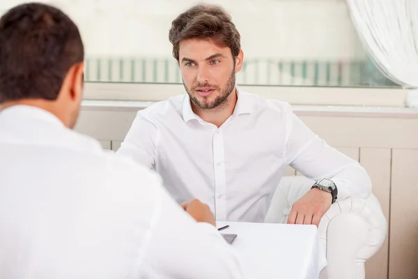 Vrolijke jonge zakelijke partners zijn bespreking van hun project — Stockfoto