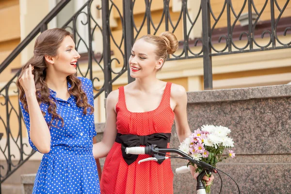 Allegro giovani ragazze sono in viaggio in città — Foto Stock