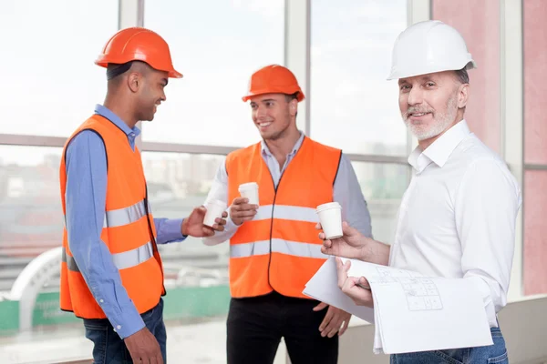 Équipe de construction amicale réussie se détendre sur la pause — Photo