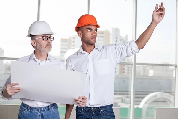 Construtores alegres estão planejando construir uma nova construção — Fotografia de Stock