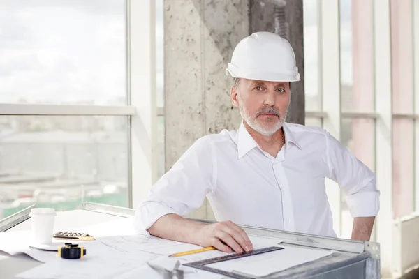 Cheerful old architect is working with new project — Stock Photo, Image