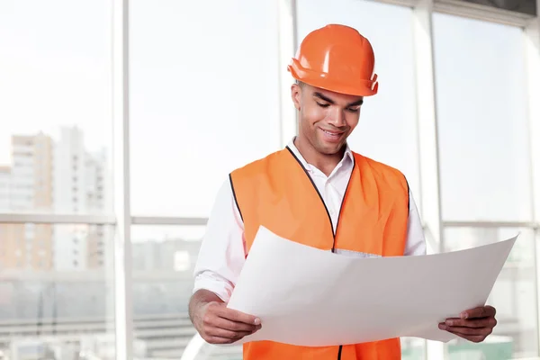 Atractivo joven constructor está trabajando en un nuevo proyecto — Foto de Stock