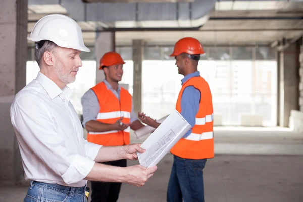 Cheerful construction team is discussing a new project — Stock Photo, Image
