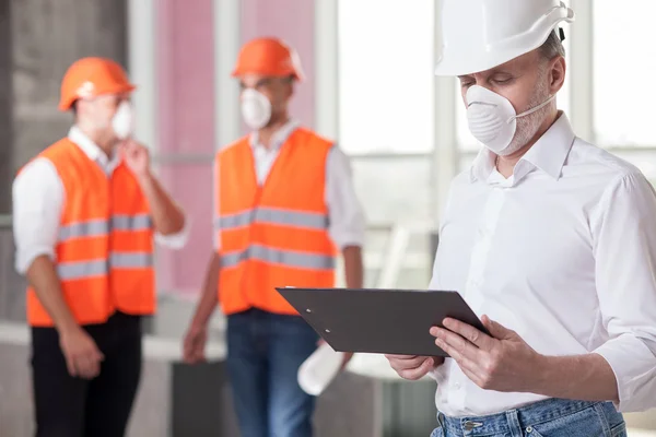 Experienced builders are working on a new project