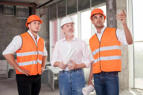 Skilled construction team is discussing a new project — Φωτογραφία Αρχείου