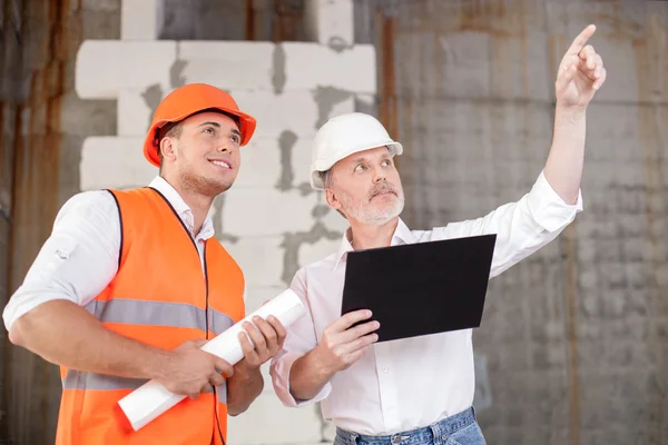 Construtores de sucesso estão discutindo seu novo projeto — Fotografia de Stock