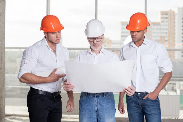 Successful builders are discussing their new project — Stock Photo, Image