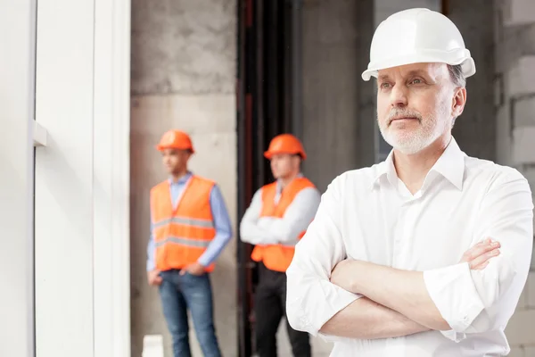 Frohes Bauteam ruht sich nach Feierabend aus — Stockfoto