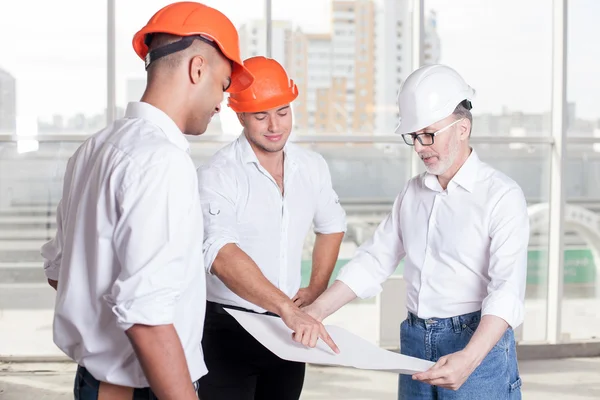 Successful skilled builders are discussing a new building — 图库照片