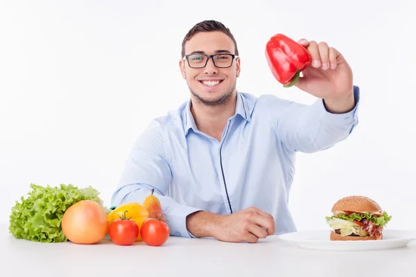 Jovem alegre prefere comer comida saudável — Fotografia de Stock