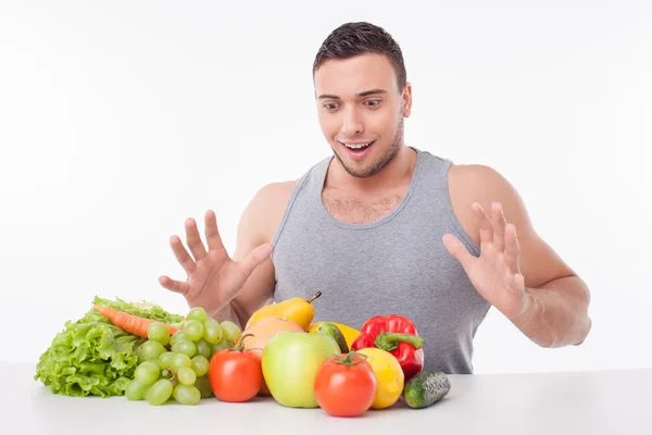 Attractive young fit guy prefers healthy eating — Stok fotoğraf