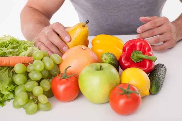Young fit guy is eating healthy food — Stock Photo, Image