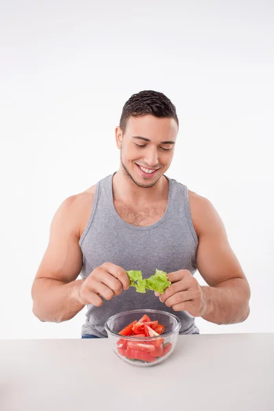 Jovem atraente está preparando comida saudável — Fotografia de Stock