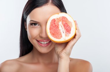 Neşeli genç kadın onun cilt bakım