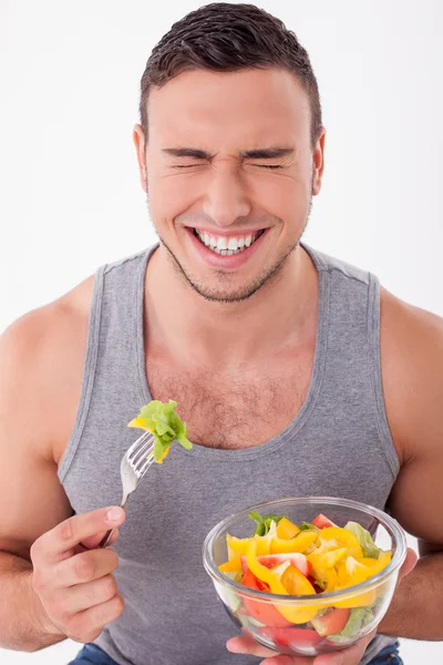 Jovem atraente está desfrutando de comida saudável — Fotografia de Stock